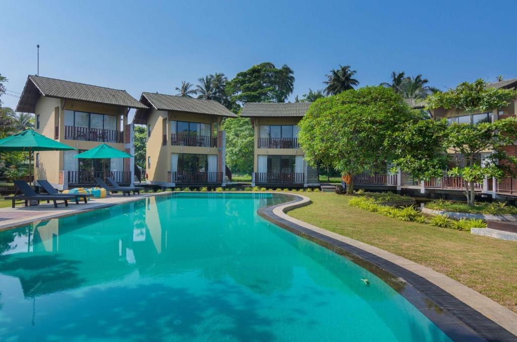 The South Lake - Image 11